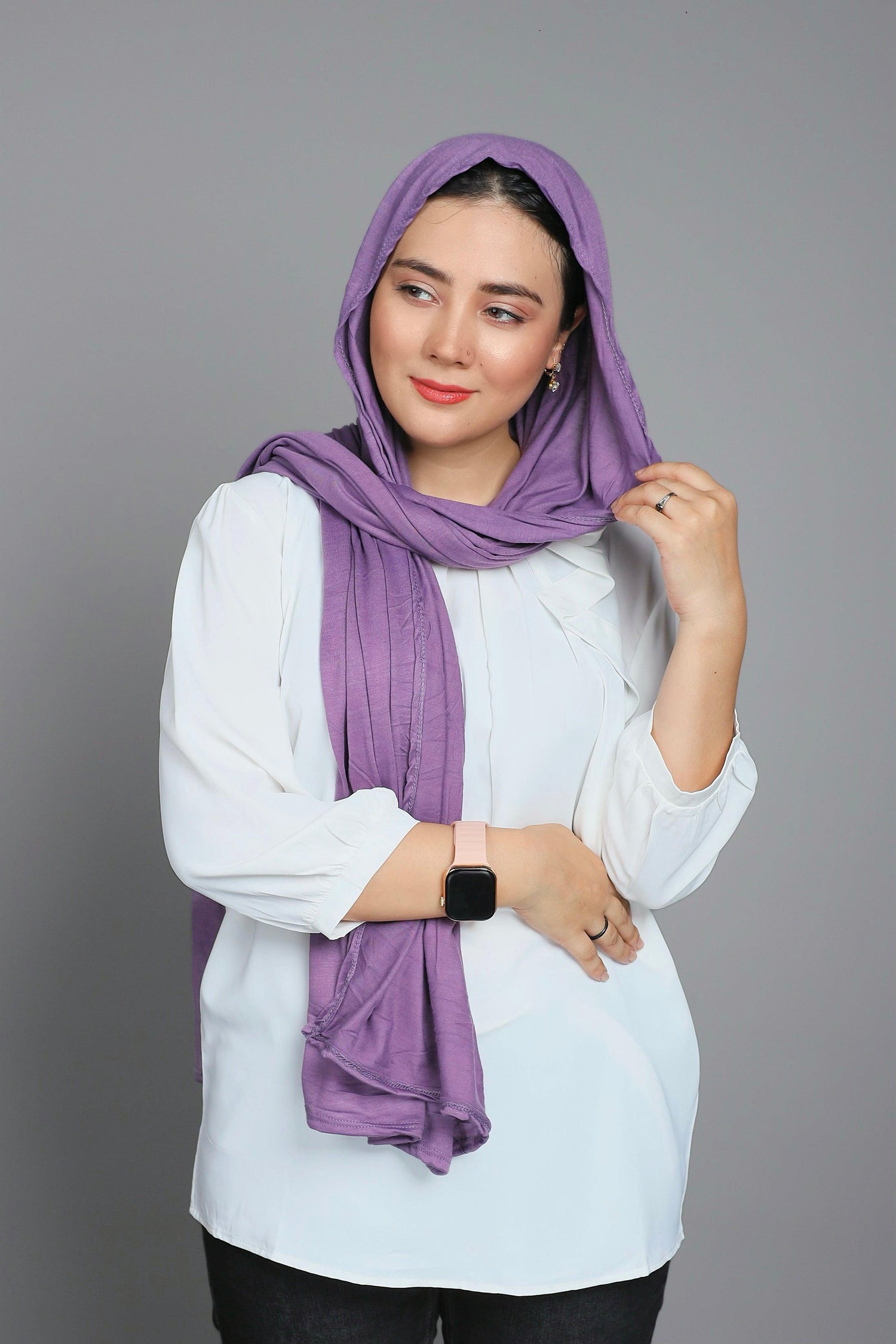jersey hijab in purple. woman wearing jersey scarf.