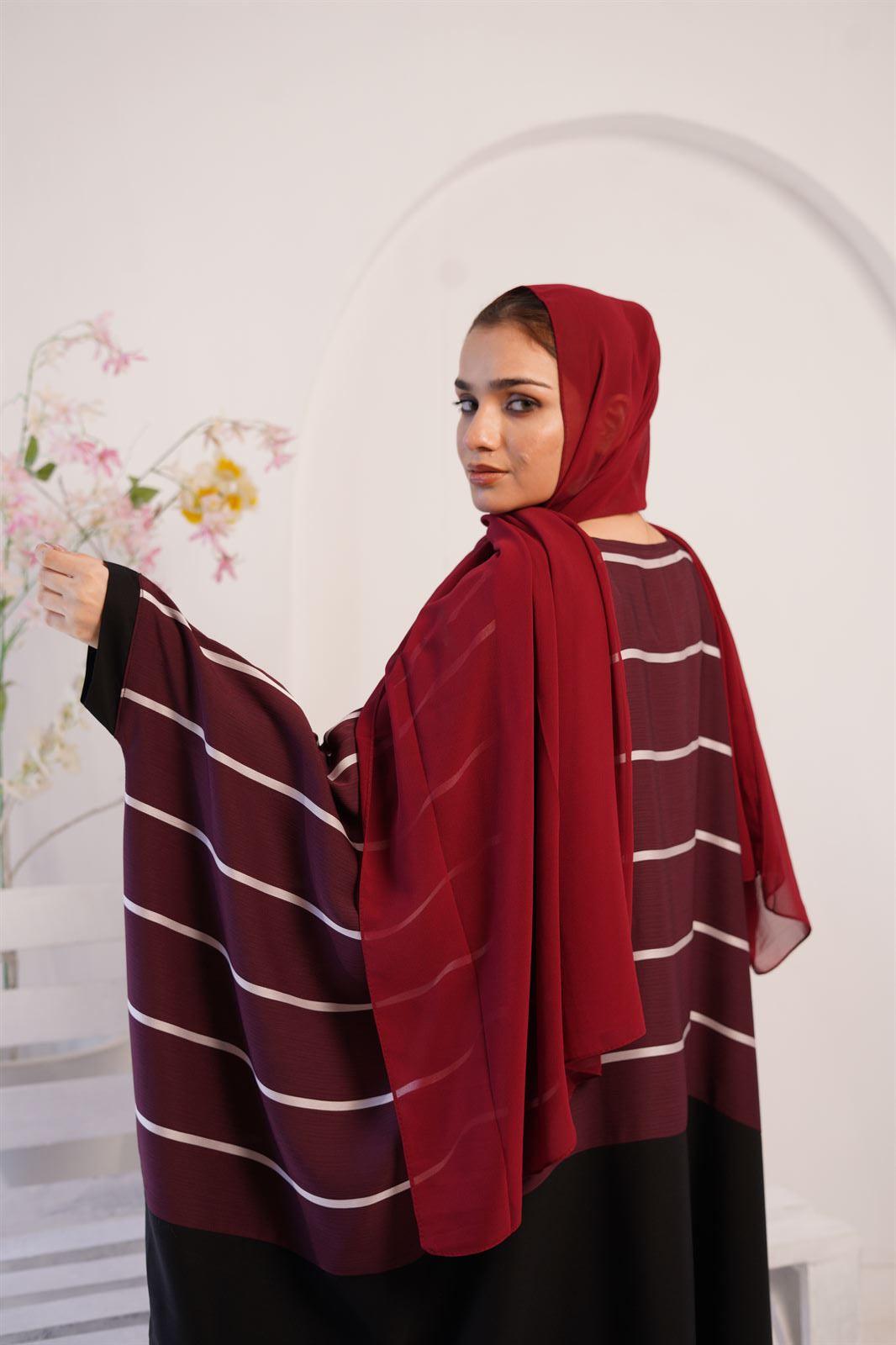 girl wearingzoom line jilbab abaya style in back pose.