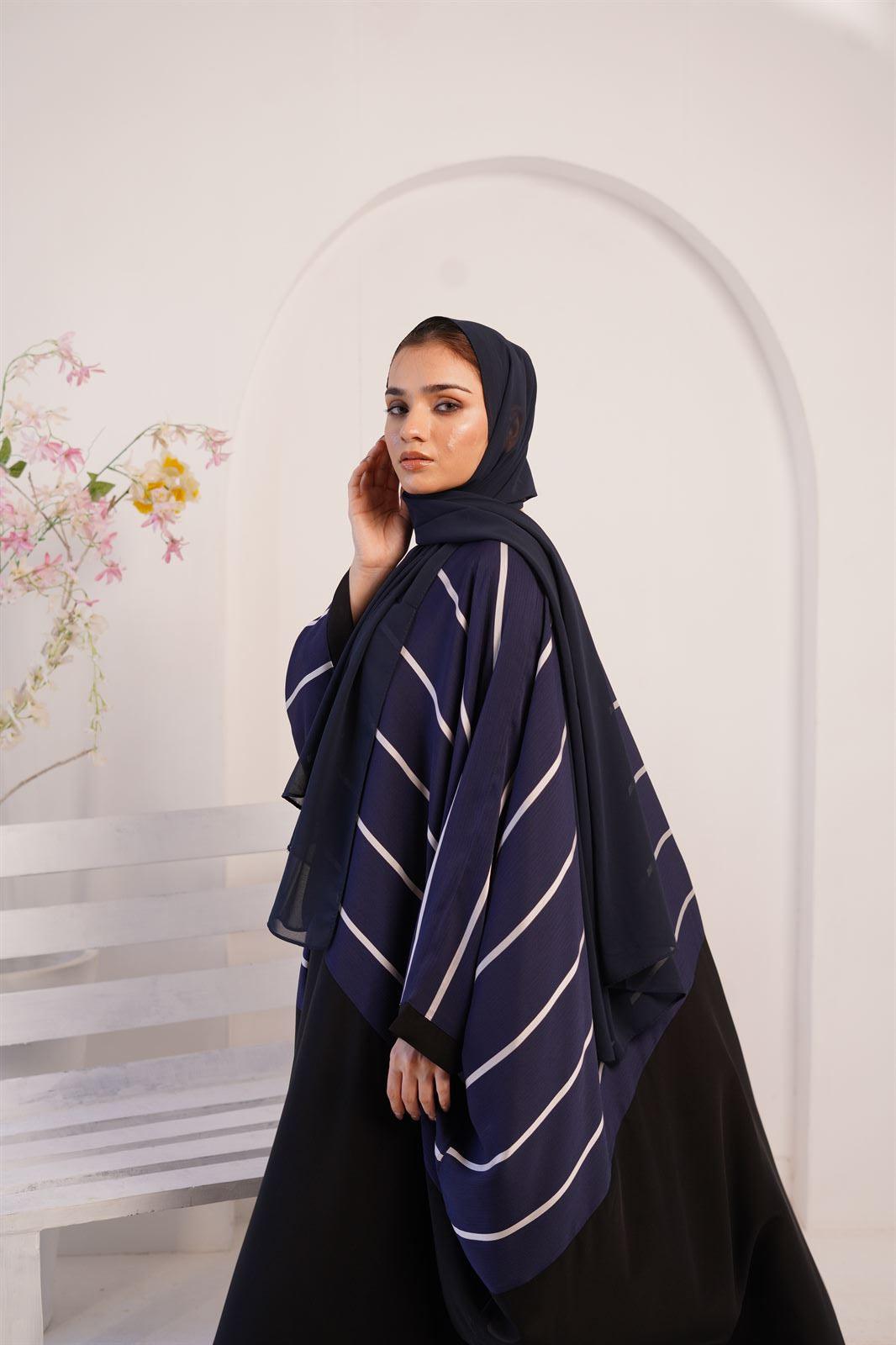 Side view of girl wearing zoom line ladies jlbab abaya in navy blue.