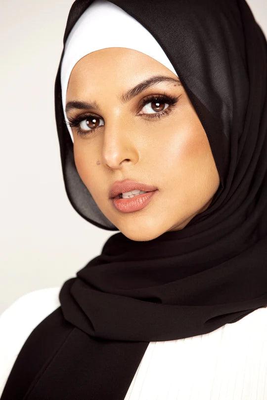 Black Georgette Hijab Online Pakistan. Girl wearing an over-white top looking straight.