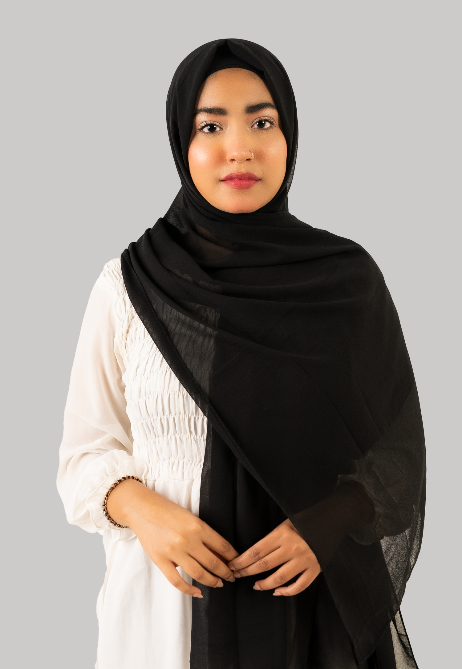 a women wearing instant hijab with cap in black color. Designed for effortless malbus. Front side. 
Luxurious georgette fabric with matching inner cap, a stylish and convenient solution for modest fashion.