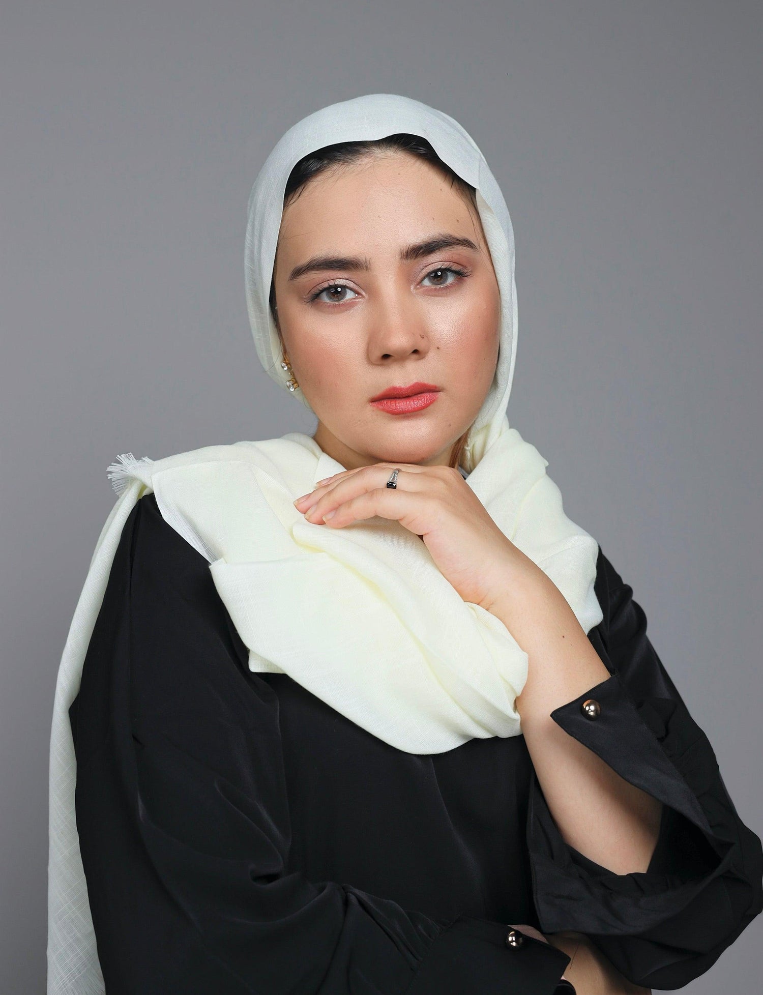 Lady wearing a chic Turkish hijab, exuding confidence. Made from Premium Cotton Viscose fabric.
Stylish & Comfy.