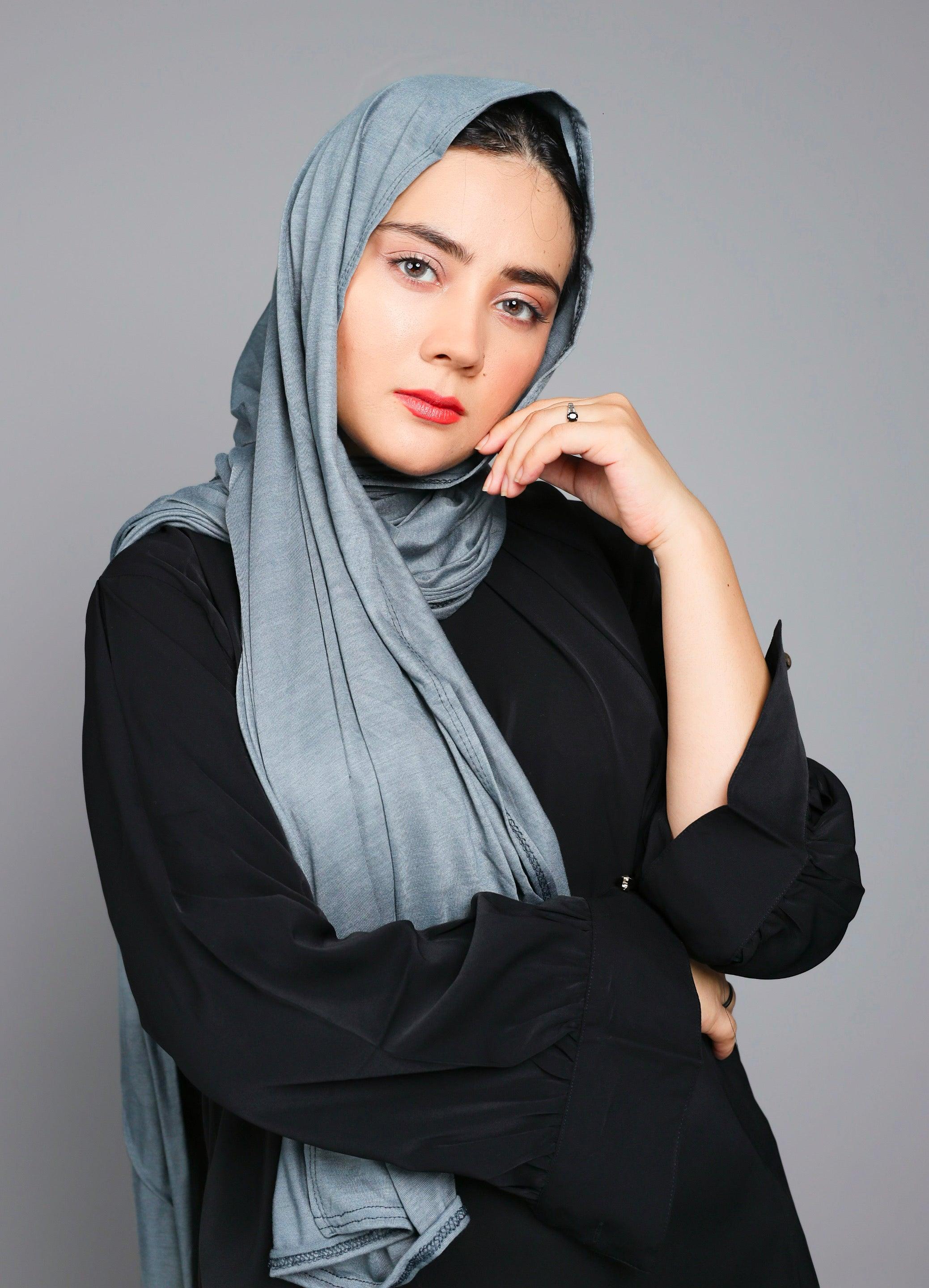 Jersey Hijab in grey. Elegant Woman wearing Jersey Hijab looking her front.