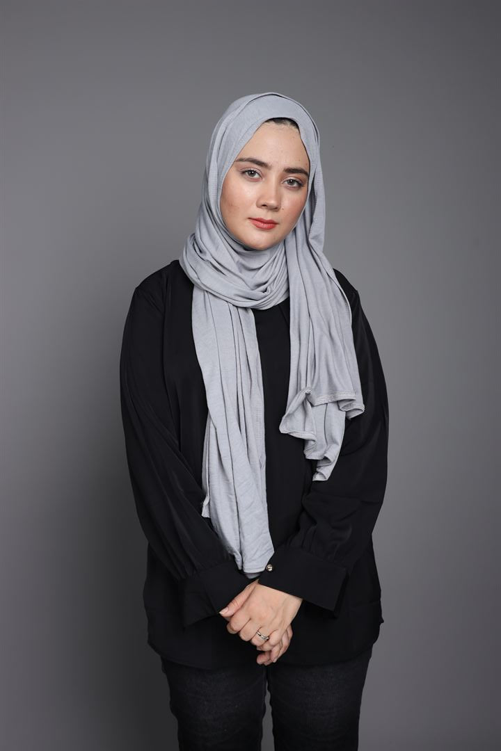 Jersey Hijab in light grey : A Delicate Addition to Your wardrobe.