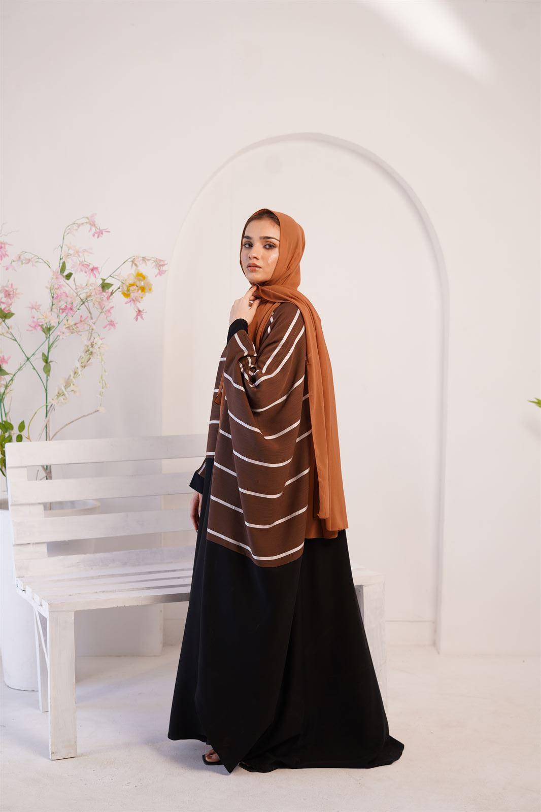 a women wearing zoom line jilbab abaya online in dark brown color