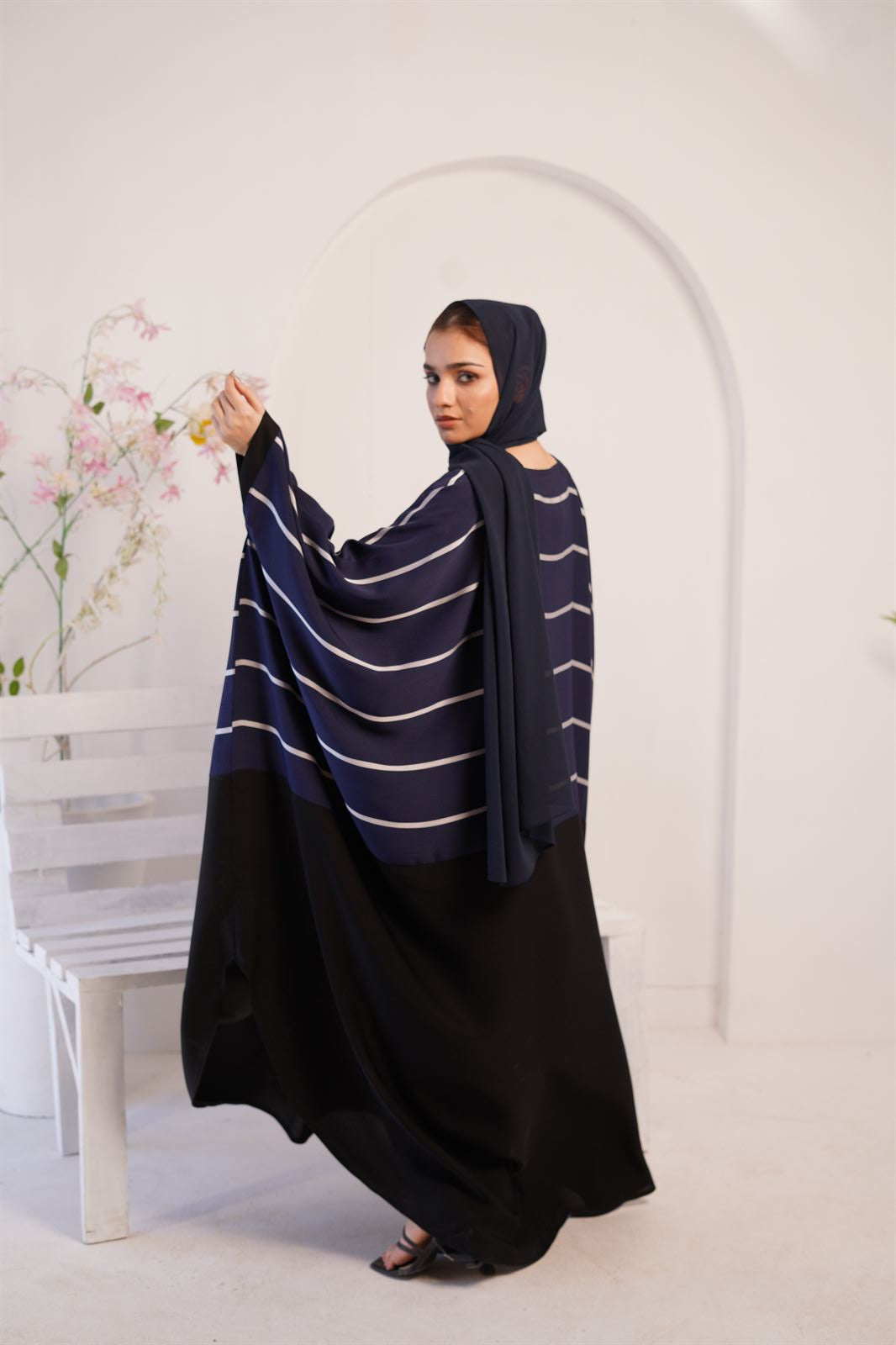 Back vew of a Girl wearing a zoom line ladies jilbab abaya in navy blue.